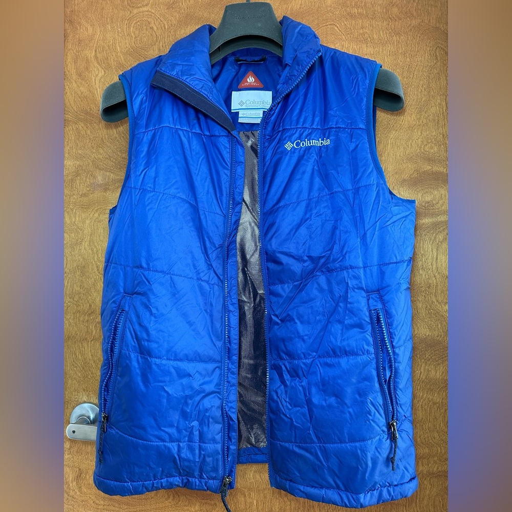 Columbia puffer vest in blue, Omni heat material